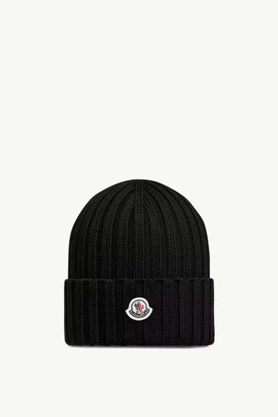 Moncler L20933b00036a9327999 Ribbed Knit Beanie In Black