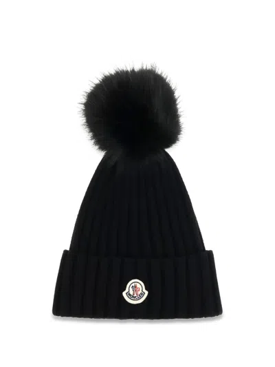 Moncler L20933b00039m1131 Wool Ribbed With Fur Pom-pom Beanie In Black