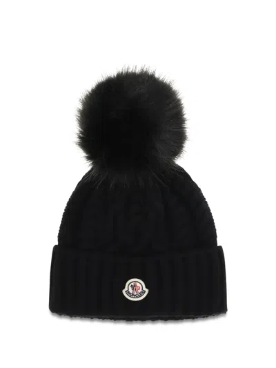 Moncler L20933b00041m4506 Wool And Cashmere Cable-knit Beanie In Black