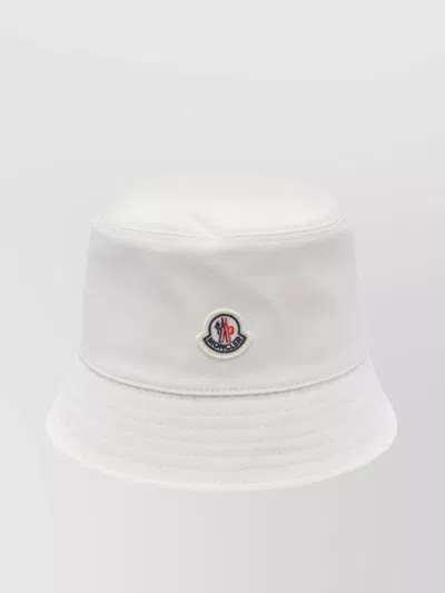 Moncler Cappello Bucket Con Logo In White