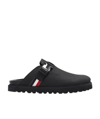Moncler Logo-buckle Detail Slides In Black