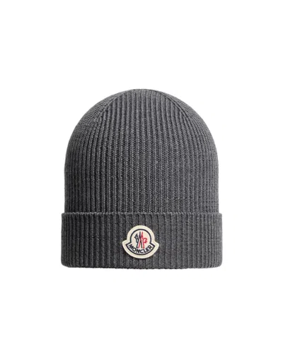 Moncler Logo Patch Knitted Beanie In Gray