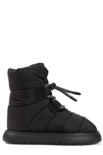 Moncler Logo Patch Padded Snow Boots In Black