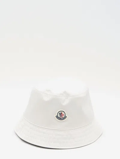 Moncler Logo Patch Reversible Bucket Hat In Avorio/blu