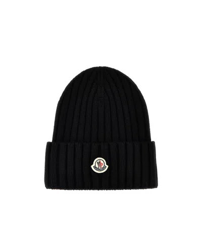 Moncler Logo Patch Ribbed Beanie In Black