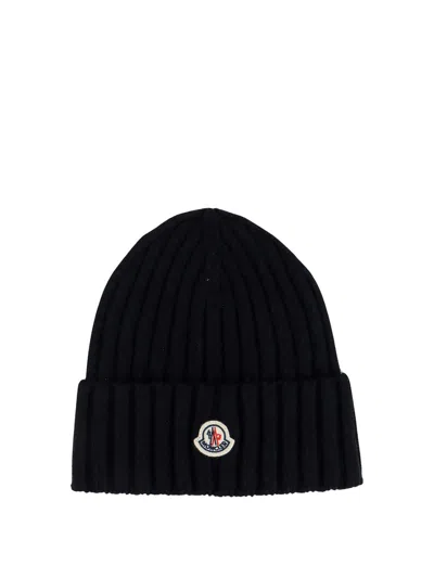 Moncler Logo Patch Ribbed Beanie In Black