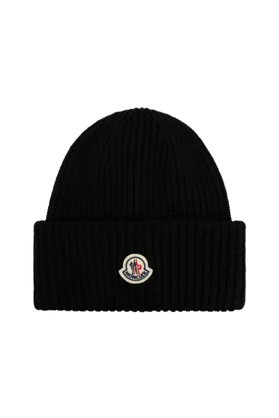 MONCLER MONCLER LOGO PATCH RIBBED BEANIE