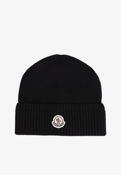 Moncler Logo Patch Ribbed Wool Beanie In Black