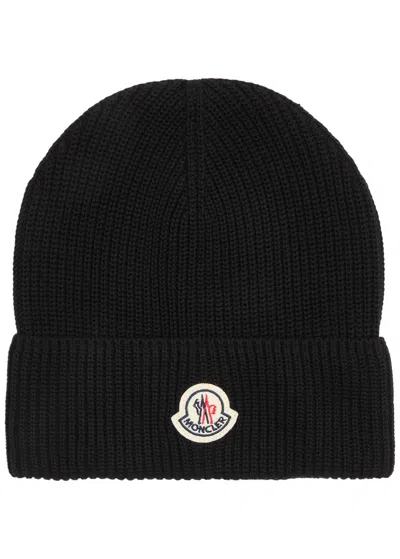 Moncler Logo Ribbed Cotton Beanie In Black