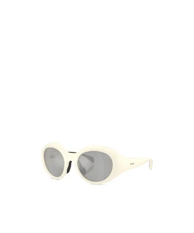 Moncler Logo Sunglasses In Gray