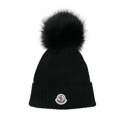 Moncler M1131 Ribbed Merino Wool Beanie In Black