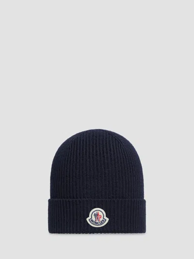 Moncler Logo Patch Knitted Beanie In Blue
