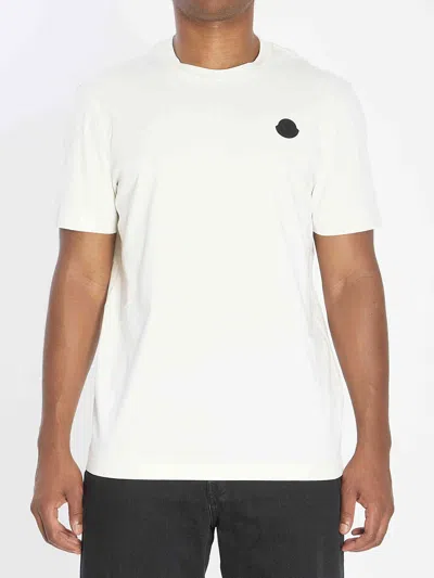 Moncler Men Logo T-shirt In Cotton. Chiedi A Chatgpt In White