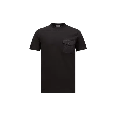 Moncler Monogram T-shirt En Coton Avec Poche In Black