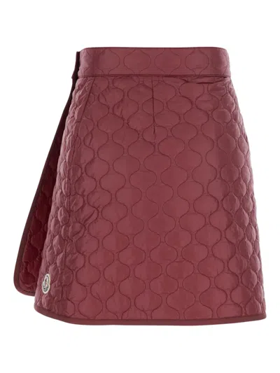 Moncler Quilted Rubberized-logo Mini Skirt In Burgundy