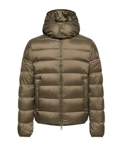 Moncler Ravenlock Hooded Short Down Jacket In Brown