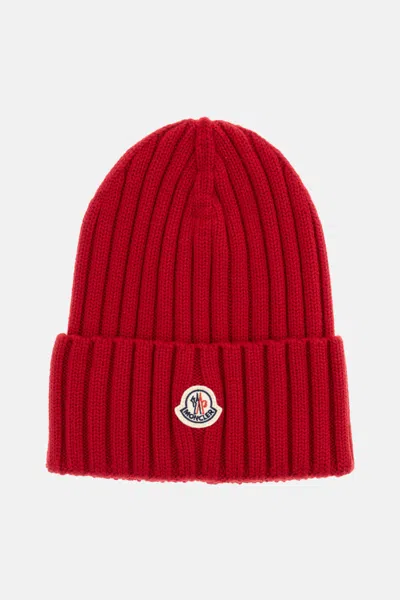 MONCLER WOMEN RED LOGO RIBBED BEANIE HAT
