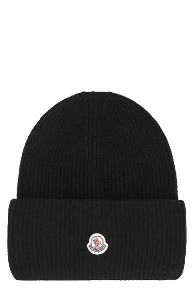 Moncler Ribbed Knit Beanie In Black