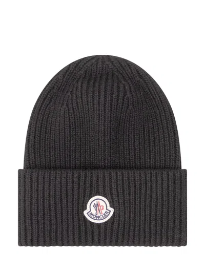 Moncler Ribbed Knit Beanie With Front Patch In Gray