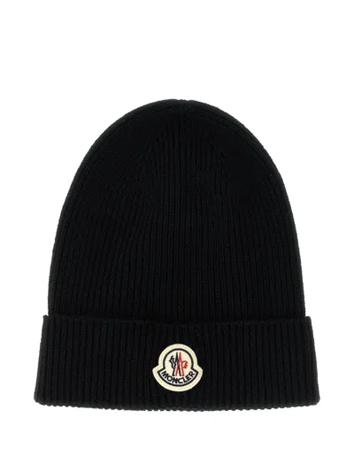 Moncler Ribbed Logo-patch Beanie In Black