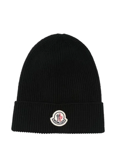 Moncler Ribbed Logo-patch Beanie Hat In Black