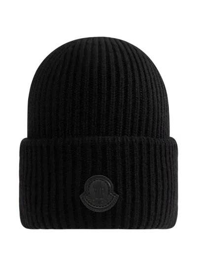 Moncler Ribbed Logo-patch Beanie Hat In Black