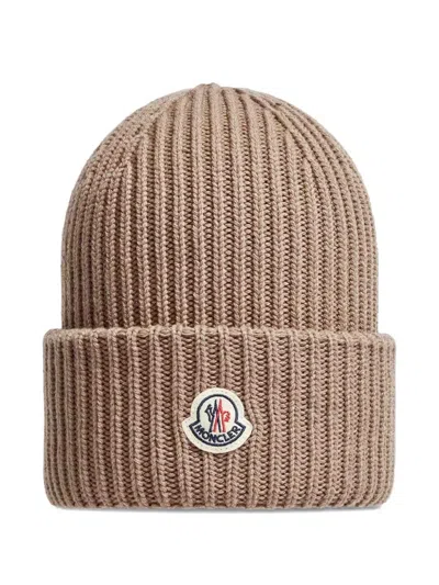 MONCLER RIBBED LOGO-PATCH BEANIE HAT