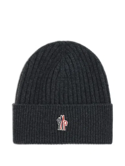 MONCLER RIBBED LOGO-PATCH BEANIE HAT