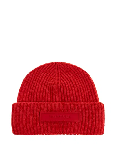 Moncler Ribbed Logo-plaque Beanie In Red