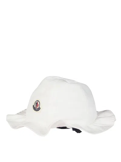 Moncler Stylish Bucket Hat In Bianco