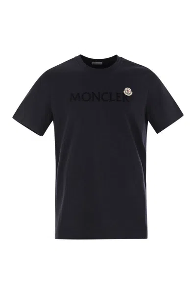 MONCLER MONCLER T-SHIRT WITH FLOCKED COTTON LOGO