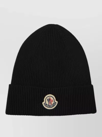 Moncler Logo Patch Ribbed Wool Beanie In Black