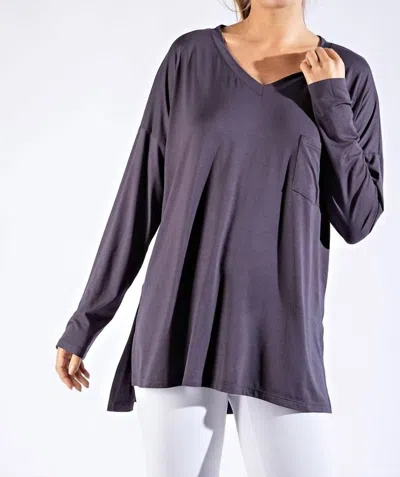 Mono B Basic With Pocket Solid Tee In Charcoal In Pink