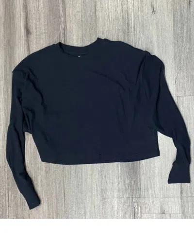 Mono B Women's Cropped Pullover Top In Black In Blue
