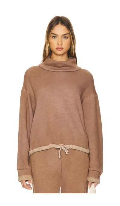 Monrow Teddy Fleece Funnel Pullover In Walnut