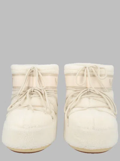 Moon Boot In White