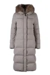 Moorer Zagara Long Hooded Down Jacket In Sand