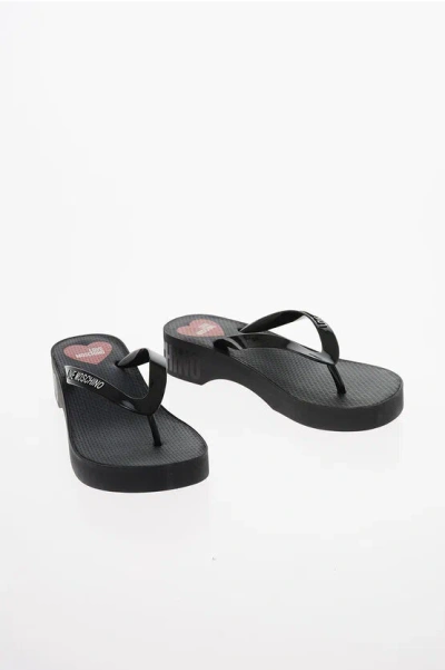 Moschino Love Rubber Flip Flops With Contrasting Logo 4cm In Black