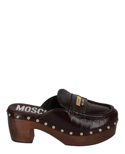 Moschino Patent Leather Logo Clogs In Brown