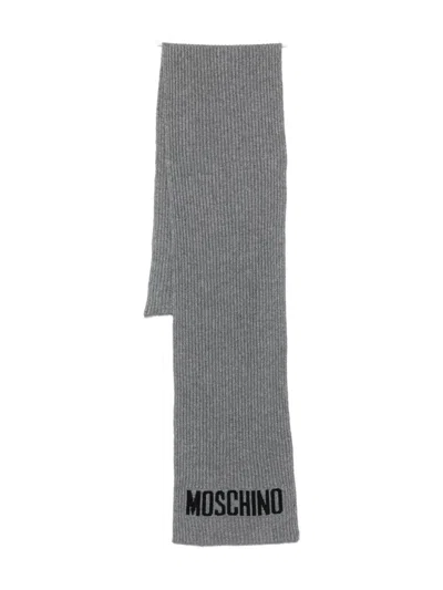 Moschino Ribbed Logo Scarf In Gray