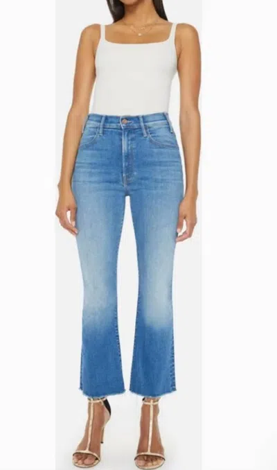 MOTHER HUSTLER FRAYED ANKLE JEANS IN MEET CUTE