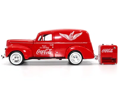 Motorcity Classics 1940 Ford Sedan Cargo Van Red "pause. Go Refreshed Coca-cola" With Vending Machine Accessory 1/24 Di