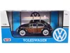 Motormax 1966 Volkswagen Beetle Black With Wood Panels And Two Surfboards On Roof Rack 1/24 Diecast Model Car
