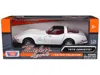 Motormax 1979 Chevrolet Corvette C3 White With Black Top And Red Interior "timeless Legends" Series 1/24 Diec In White
