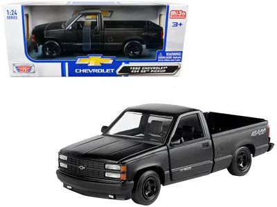 Motormax 1992 Chevrolet 454 Ss Pickup Truck 1 By 24 Scale Diecast Model Car, Matte Black