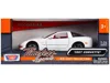 Motormax 1997 Chevrolet Corvette C5 Coupe White With Red Interior "timeless Legends" Series 1/24 Diecast Mode