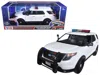Motormax 2015 Ford Police Interceptor Utility White With Flashing Light Bar And Front And Rear Lights And 2 S