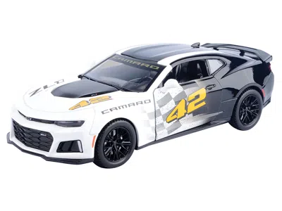 Motormax 2017 Chevrolet Camaro Zl1 No.42 Black & White Gt Racing Series 1-24 Diecast Model Car