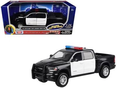Motormax 2019 Ram 1500 Laramie Crew Cab Pickup Truck Black And White With Flashing Light Bar And Front And Re