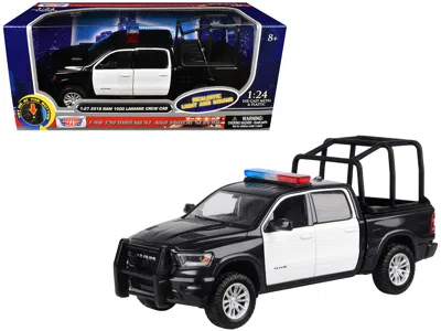 Motormax 2019 Ram 1500 Laramie Crew Cab Pickup Truck With Bed Cage Black And White With Flashing Light Bar An